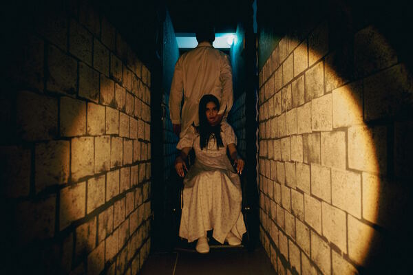 Фотография перформанса «Лекарство от здоровья»