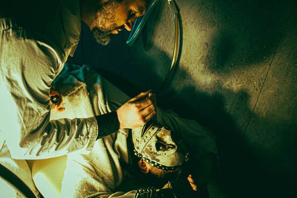 Фотография перформанса «Лекарство от здоровья»